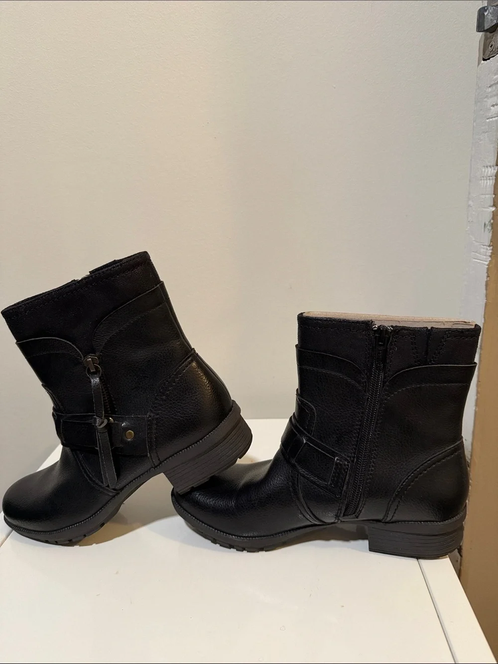 Clarks Women's Riddle Avant Black Leather Ankle Zip Boots Size 6.5
